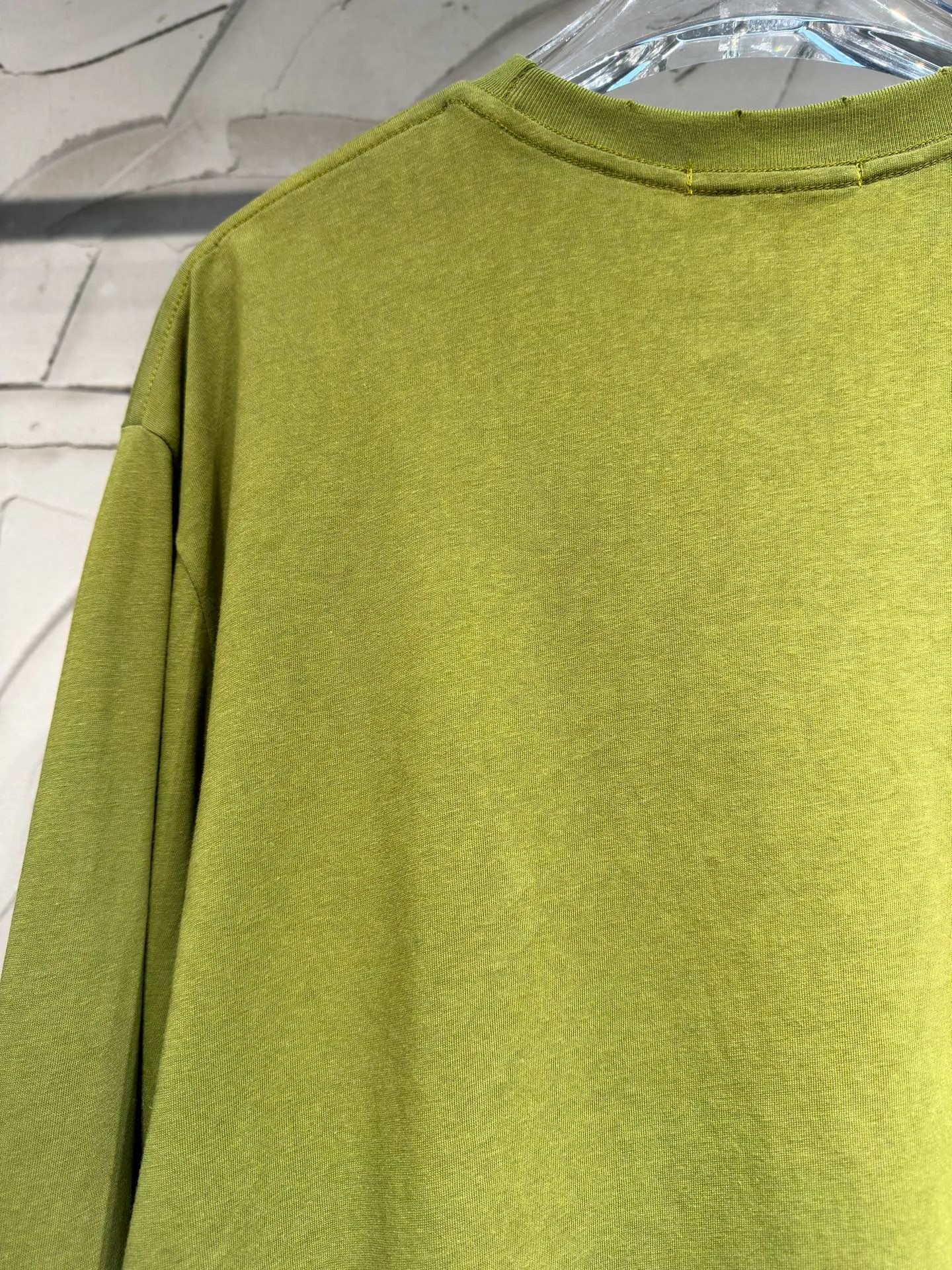 The highest version of Acne Studios long-sleeved Series distressed, dirty and mud-dyed long-sleeved T-shirts. The long-sleeved T-shirts with stir-fried colors and distressed edges are not picky. The snowflake cotton fabric feels soft and smooth and is not easy to wash. The fabric has been processed so it is sturdier than the quality ones in the counter. It can be used as sun protection clothing in summer. The same fabric as the original one is relatively thin. The feel and count are in place. The fried yellowing effect is cool. The printing effect is also in place. Details are online for comparison. 1 color four codes #long sleeve t-shirt # #acne Color: White, Black, Light Blue, Light Pink, Purple, Green Size: S M LXL